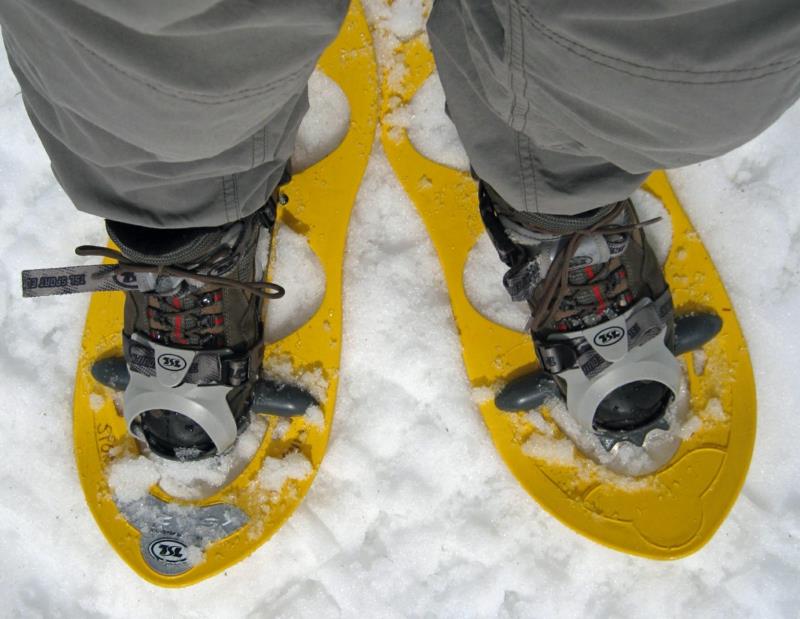 נעלי שלג צהובות שהולכות בחופשת החורף שלג