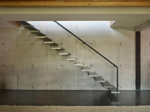 מדרגות תעשייתיות בעיצוב קיר מינימליסטי