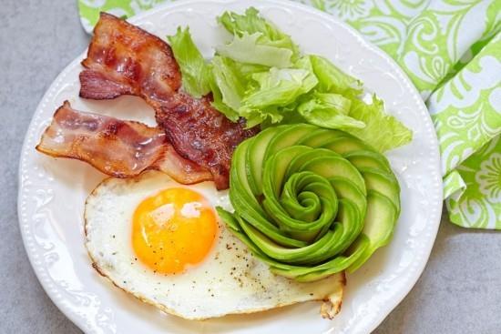 ביצה מטוגנת בייקון אבוקדו דל שומן דל פחמימות ארוחת בוקר קטוגנית