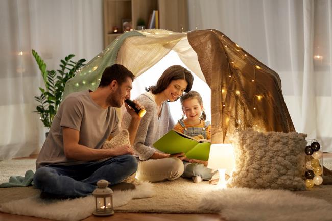 הימנע ממתח במהלך משפחת מגיפת וירוס הקורונה בבית עם ילדים שמשחקים ספרי אוהלים