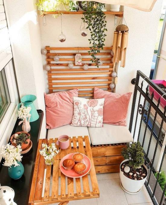 מרפסת הופכת את המרפסת למתאימה לאביב, ניואנסים קטנים אך עליזים, ורודים, פרחים יפים, שולחן קפה