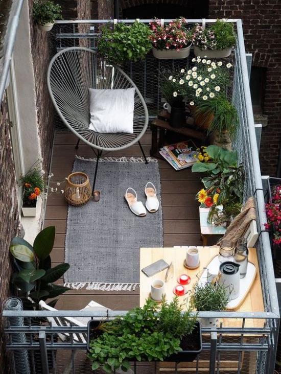 רעיונות לפטיו יוצרים רעיונות מוכנים לאביב גם למרפסות קטנות, כורסאות פרחים יפות עשויות שטיח אפור מתכת