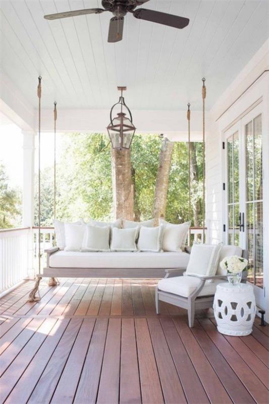 המרפסת מוכנה לאביב כאשר רהיטים לבנים תואמים את העיצוב הטון-על-טון