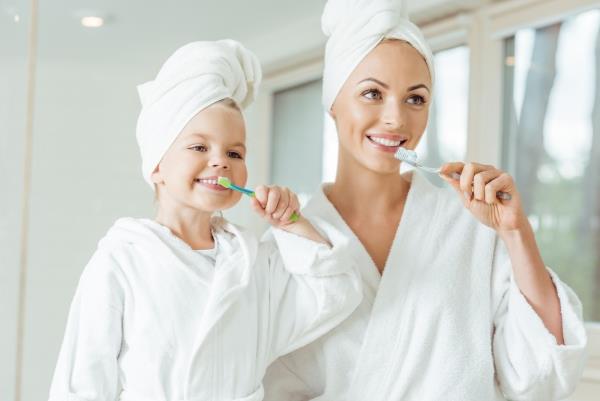 טיפים לחניכיים בריאים וחיוך יפה מלמדים ילדים לצחצח שיניים