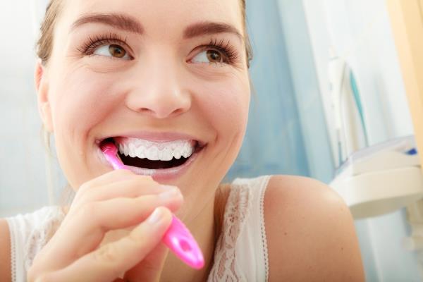 עצות לחניכיים בריאות וחיוך יפה צחצח שיניים כמו שצריך