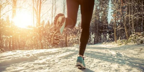 טיפים נגד דיכאון חורפי צעירים יוצאים לרוץ בשלג