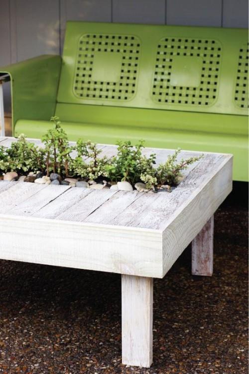 חובבי רעיון נהדר עושים את שולחן הגן בעצמכם ומספקים מקום באמצע לפרחים