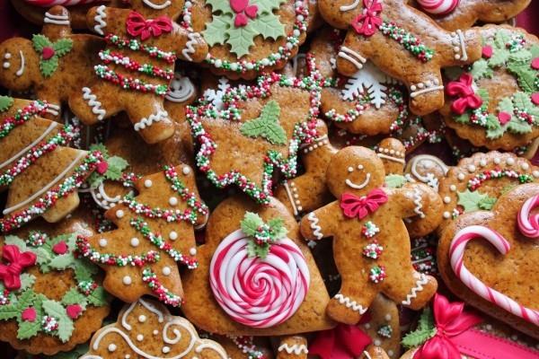 עוגיות זנגוויל מסורתיות לחג המולד עם קישוטים בצבעים שונים