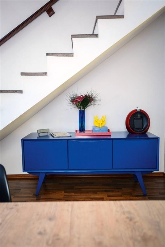 חדר מדרגות נהדר מדף עם צבע כחול