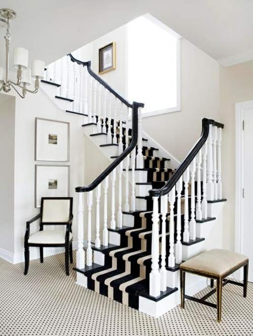 מדרגות ושטיחים למדרגות עץ פסים בשחור ולבן