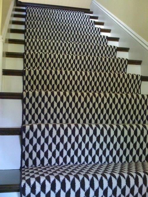 שטיחים במדרגות בדוגמת שחור ולבן הביתה
