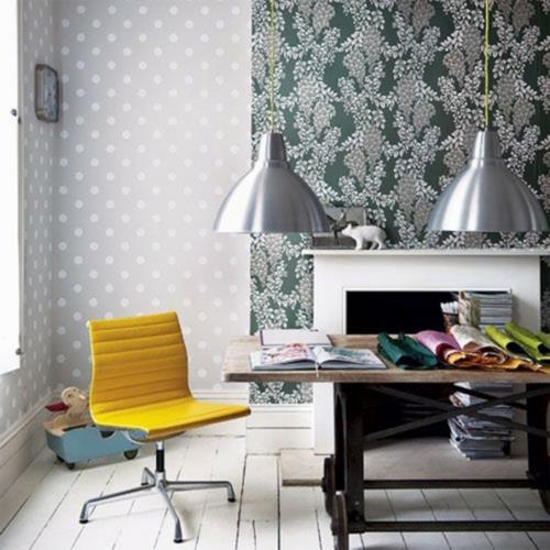 עיצוב קיר עם כיסא צהוב נקודות צבעוני אח מובנה