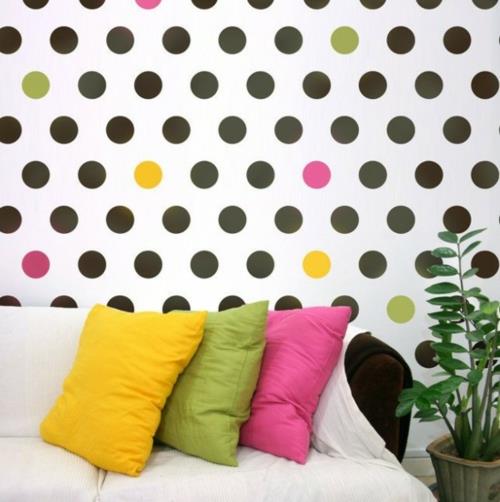 עיצוב קיר עם כריות צבעוניות מנוקדות צבעוניות