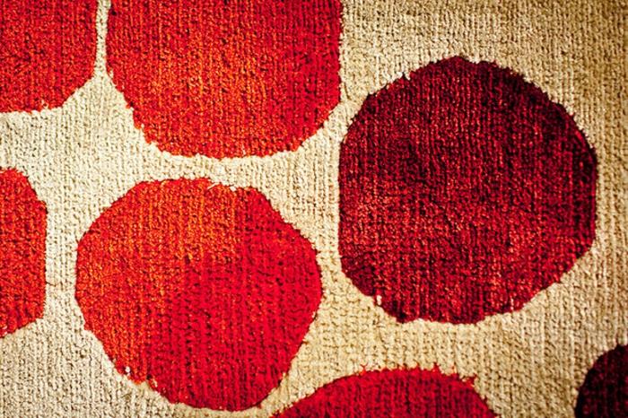 דפוס שטיח נקודות אדומות סאבין דה גונזבורג האטלייה