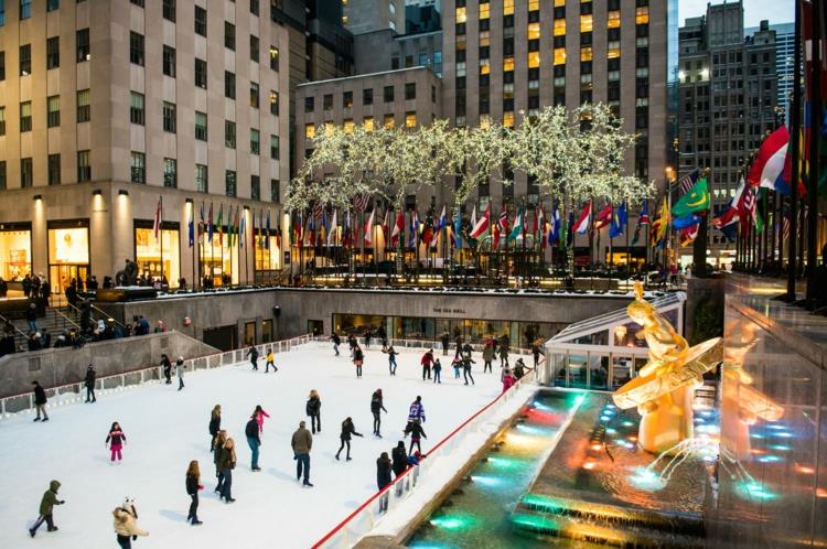 חג המולד בניו יורק מציג את החלקה על הקרח במרכז רוקפלר סנטר