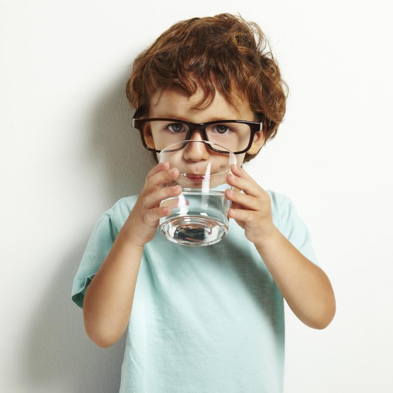 כיצד ילדים יכולים לרדת במשקל לשתות יותר מים