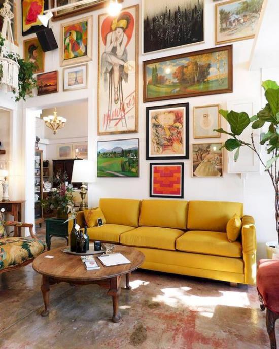 הרחב ויזואלית את הסלון דוגמה גרועה ספה צהובה יותר מדי תמונות על הקיר