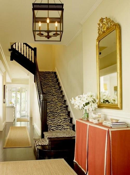 רעיונות לעיצוב שטיחי מדרגות מגניבים בדוגמת זברה