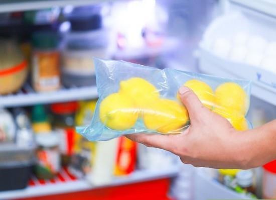 אחסון לימונים נכון אחסן בשקית שקופה ומכוסה במקרר