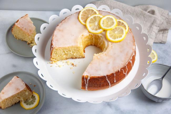 עוגת לימון אופים שני מתכונים זיגוג בצורת עגול עם טריזים לימון מעל