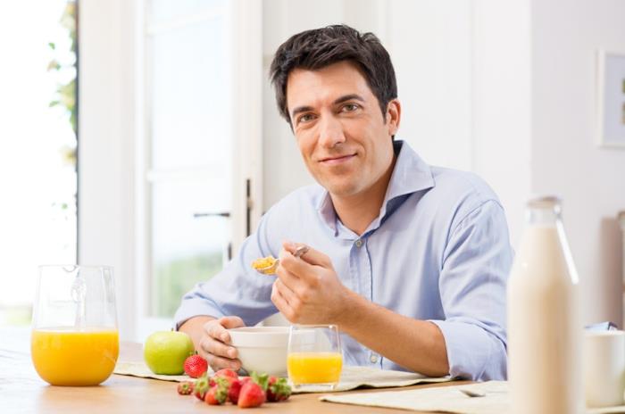 לרדת במשקל ללא ארוחת בוקר של גבר מורעב