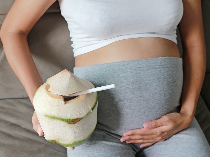 Beneficios de beber agua de coco durante el embarazo