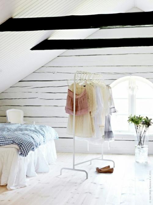 חדר ההלבשה מסדר מיטת מתלה לבגדים בעליית הגג