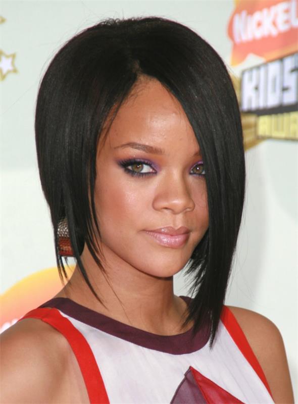 תסרוקות א -סימטריות לשיער באורך כתף ריהאנה