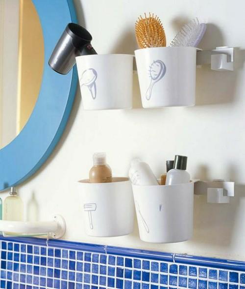אחסון ומסודר בקיר כוסות פלסטיק בחדר האמבטיה