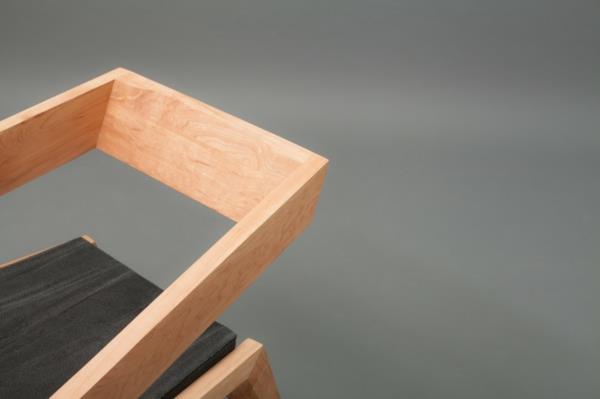 כיסא עץ אוונגרדי מעצב משענת יד מקורית