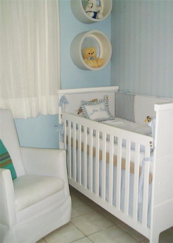 בד כחול בחדר תינוקות בעיצוב מלא