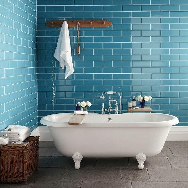 עיצוב חדר אמבטיה אריחי קיר כחולים אמבטיה לבנה
