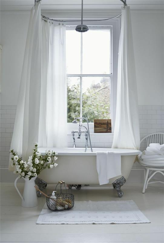 וילון אמבטיה עם אריחים לבנים חלון גדול