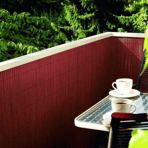 מסך פרטיות למרפסת עשוי מקפה שולחן אדום כהה במבוק