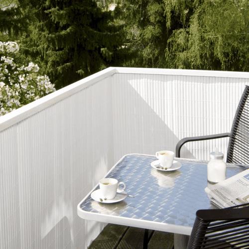 מסך פרטיות למרפסת עשוי מקפה שולחן לבן במבוק