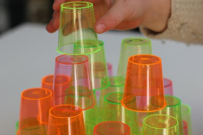 עבודות יד עם ילדים רעיונות יצירה רעיונות DIY משחקים לילדים מגדל כוסות מים