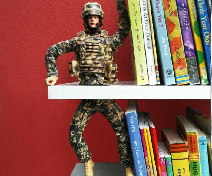 מדפי ספרים גורמים לחיילים לדמיין את עצמכם