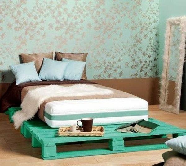 מיטה ממשטחים בונים רעיונות עשה זאת בעצמך ירוק בטפט ציור הקיר של חדר השינה