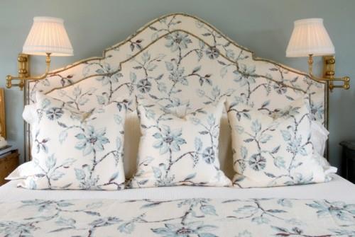 עיצוב מיטה עם ראש פרחים בדוגמת רעיון כחול לבן