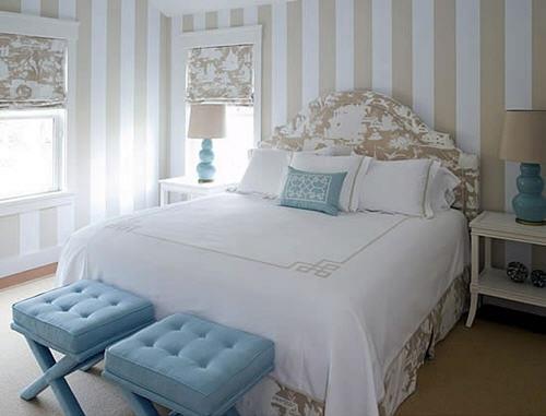 עיצוב מיטה עם שרפרף נוח על הקיר