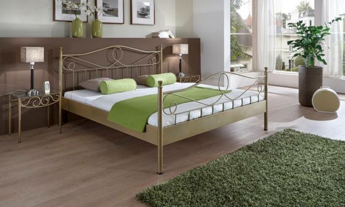 מיטה עם מזרן ומיטת מתכת בעיצוב רטרו