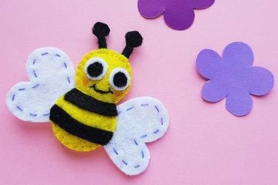 דבורים מתעסקות עם לבד לאביב