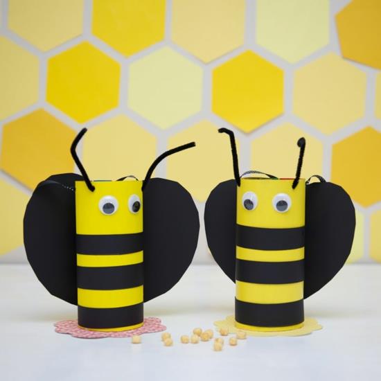 דבורים מתעסקות עם גלילי נייר טואלט ריקים
