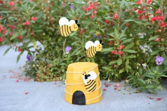 דבורים מתעסקות עם כוורת נייר מעציץ
