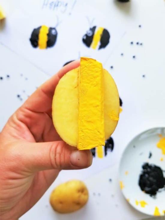 דבורים יוצרות חותמות של תפוחי אדמה