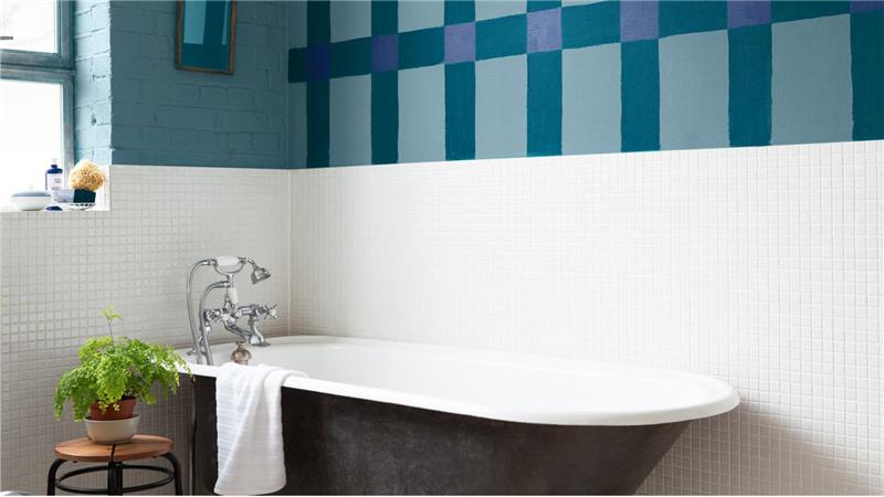 אריחי אמבטיה עם סידור אנכי כחול לבן