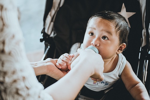 come allattare un bambino con il biberon?