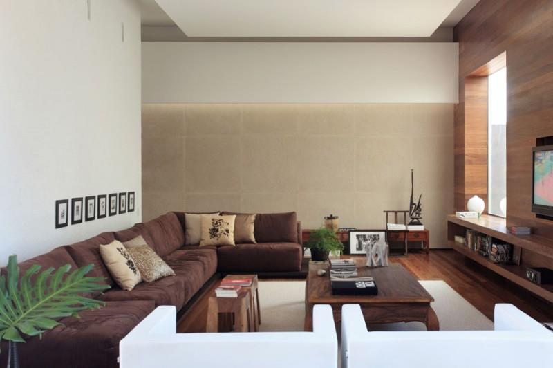 ספה פינתית חומה בעיצוב אזור מגורים מודרני