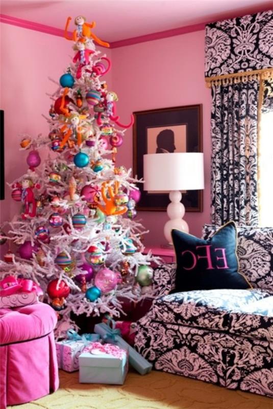 רעיונות ביתיים צבעוניים לקישוט חג המולד בעיצוב קיר ורוד