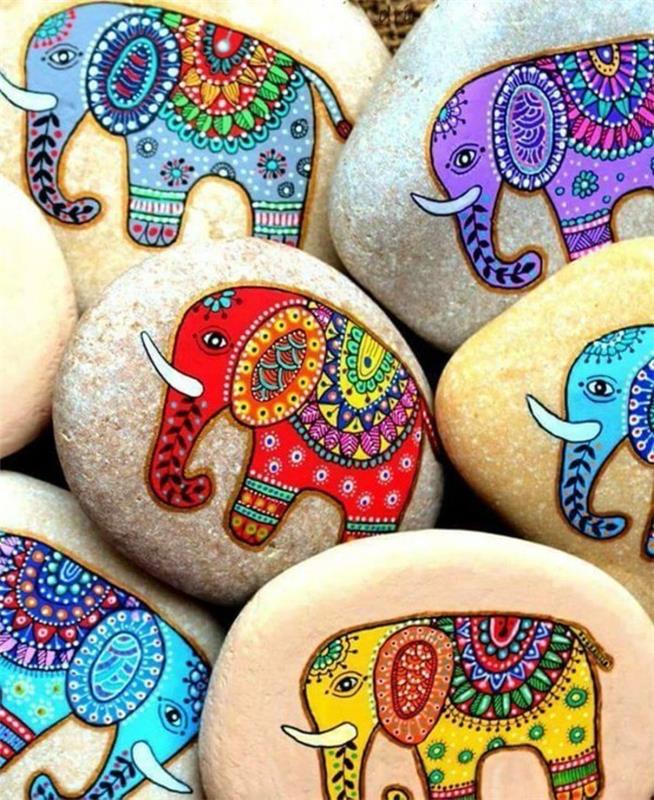 אבני פיל הודיות צבעוניות המציירות מוטיבים